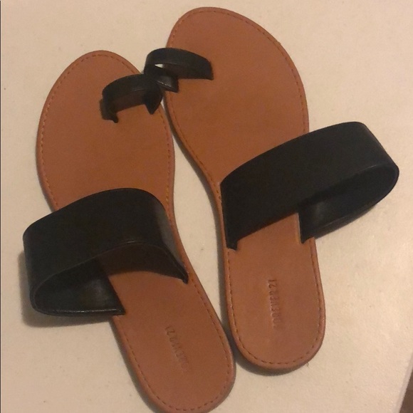 FREE W/ BUNDLE Cute & trendy sandals - Picture 4 of 4